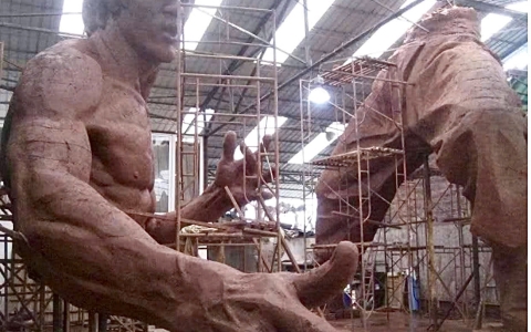  Tượng Lý Tiểu Long Cao 12m đang trong quá trình tạo mẫu trên đất sét