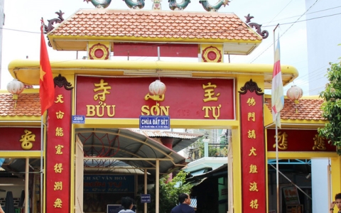 Chùa Đất Sét: Nơi có 8 cây nến khổng lồ có thể cháy hàng trăm năm