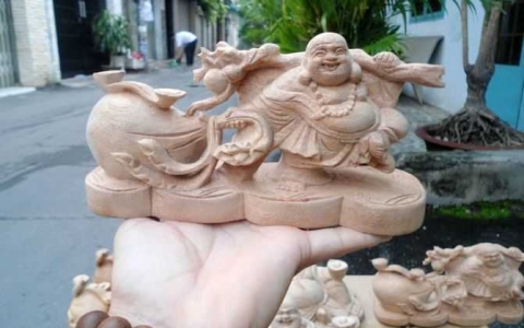 Lý giải nguyên nhân nên đặt tượng phật di lặc để xe ô tô