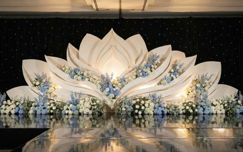 Kinh nghiệm chọn backdrop cưới ngoài trời không lo cong vênh 