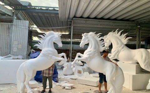 Ưu nhược điểm của mô hình ngựa 3D bằng xốp so với mô hình in 3D, đúc composite
