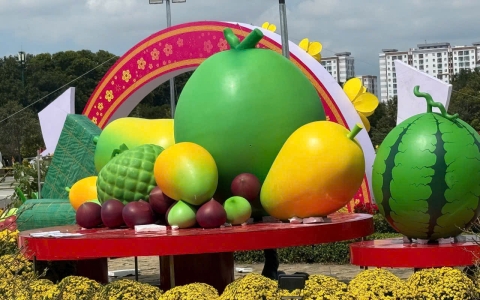 Ưu nhược điểm mô hình trái cây khổng lồ mút xốp khi trưng bày ngoài trời nhiều ngày