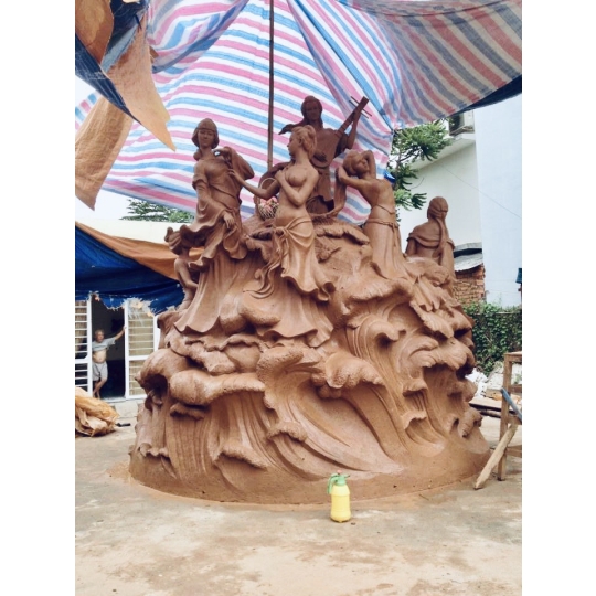 Tượng bát tiên đang trong quá trình tạo mẫu đất xét