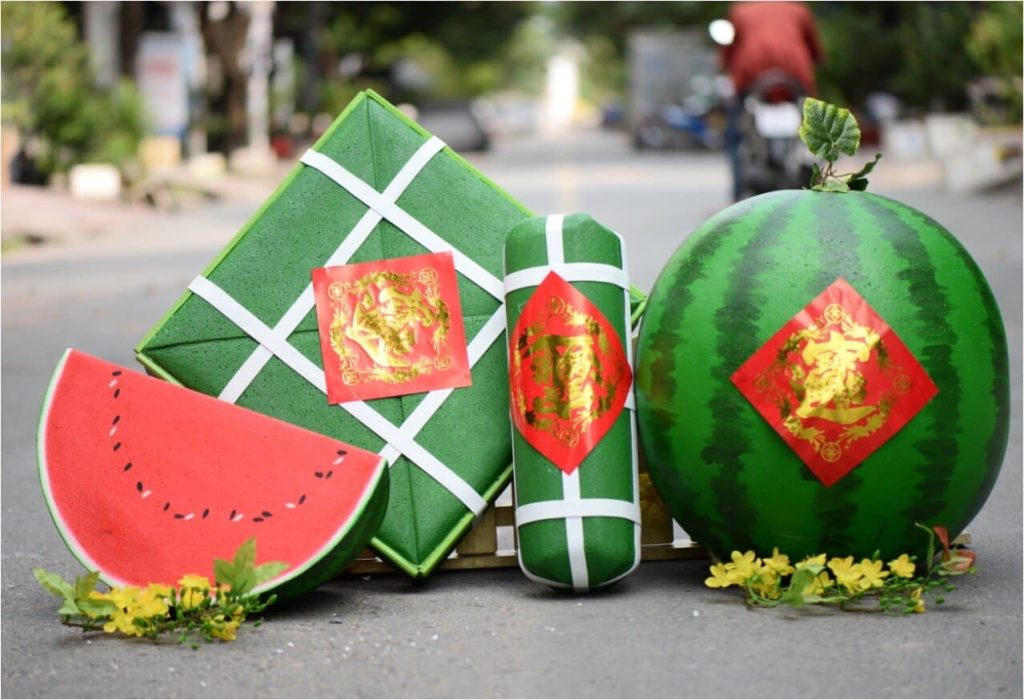 tiểu cảnh tết 2026 với mô hình bánh chưng thần tài