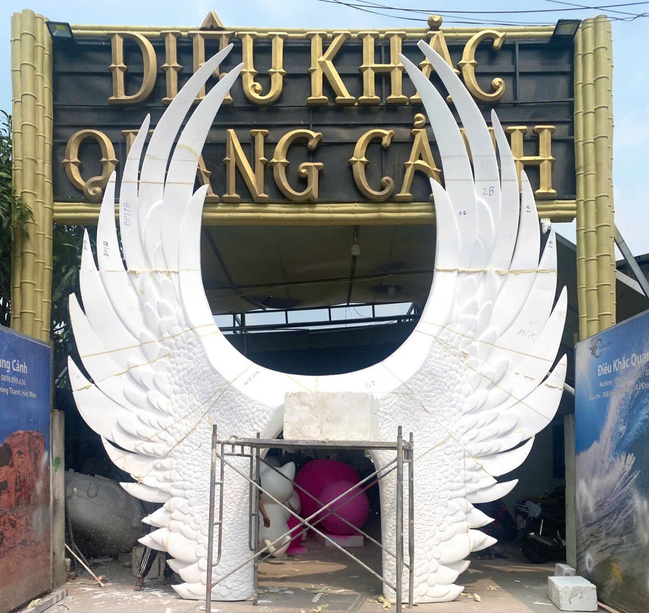 thi-cong-tuong-nhua-composite-quang-truong-4