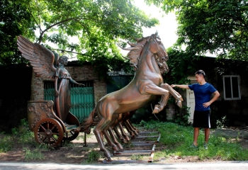Khám Phá Đơn Vị Sản Xuất Mô Hình Ngựa Kéo Xe Trang Trí