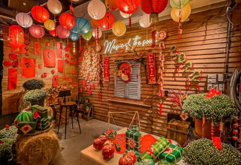 Thi Công Tiểu Cảnh Tết 2026 Với Mô Hình Bánh Chưng Và Tượng Thần Tài Mút Xốp