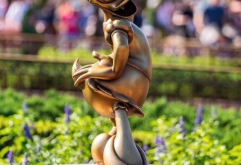 Tượng vịt donal: Hướng dẫn chọn mua và bảo quản mô hình nhựa composite