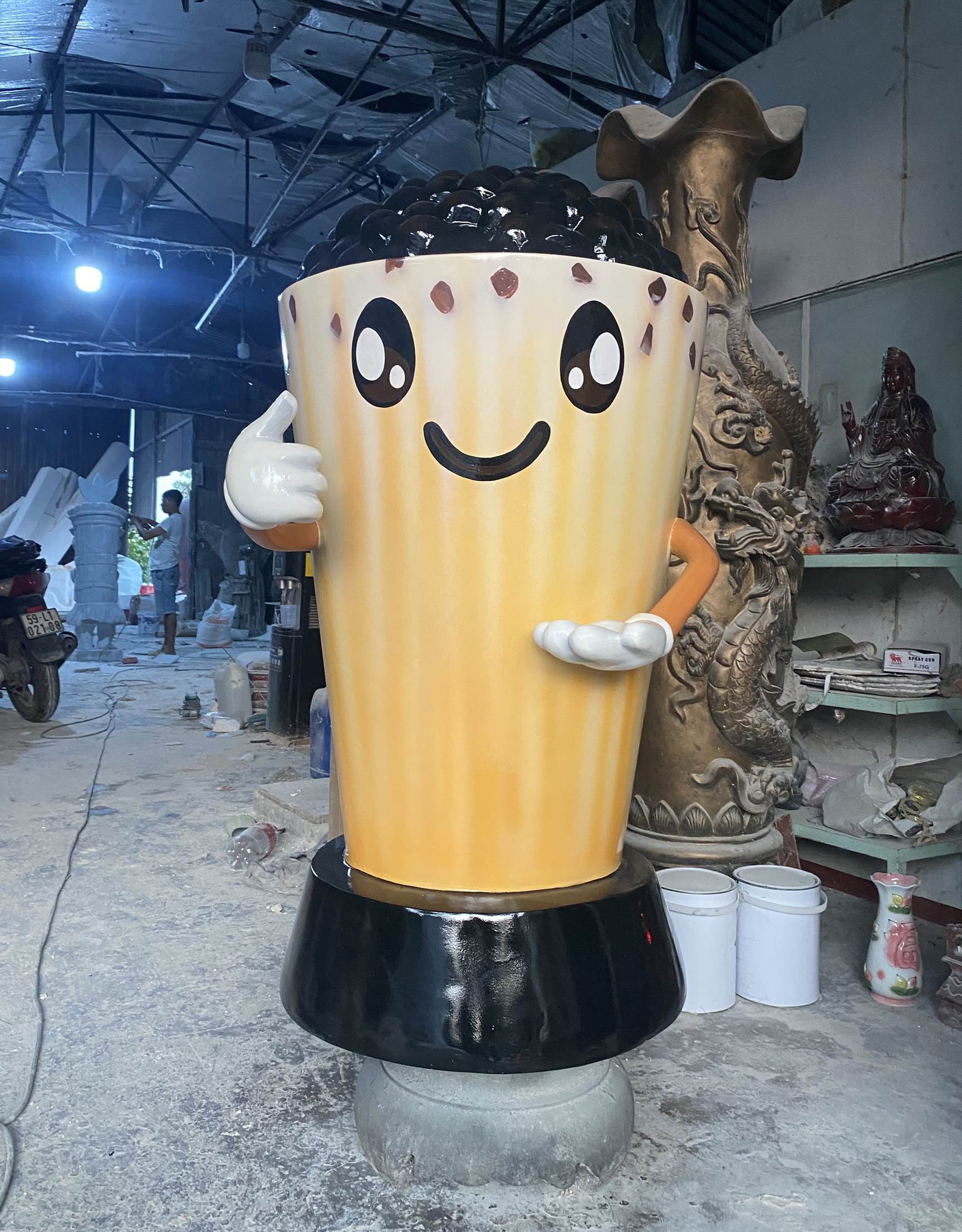 Ly Trà Sửa Khổng Lồ Bằng Composite