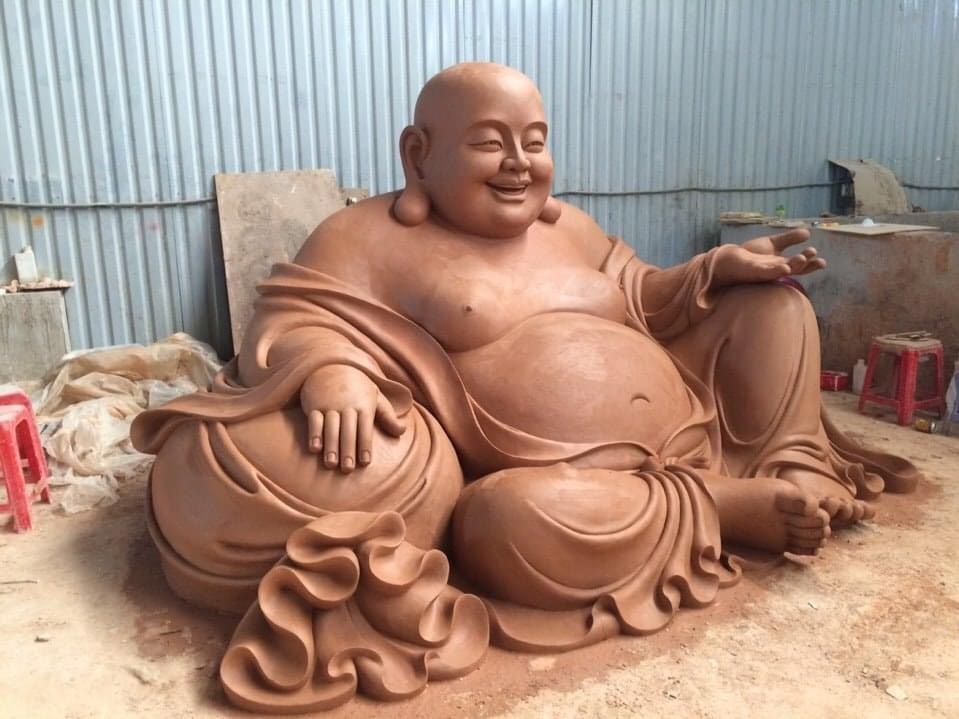 Tượng Phật Di Lạc ngồi tạo mẫu bằng đất sét
