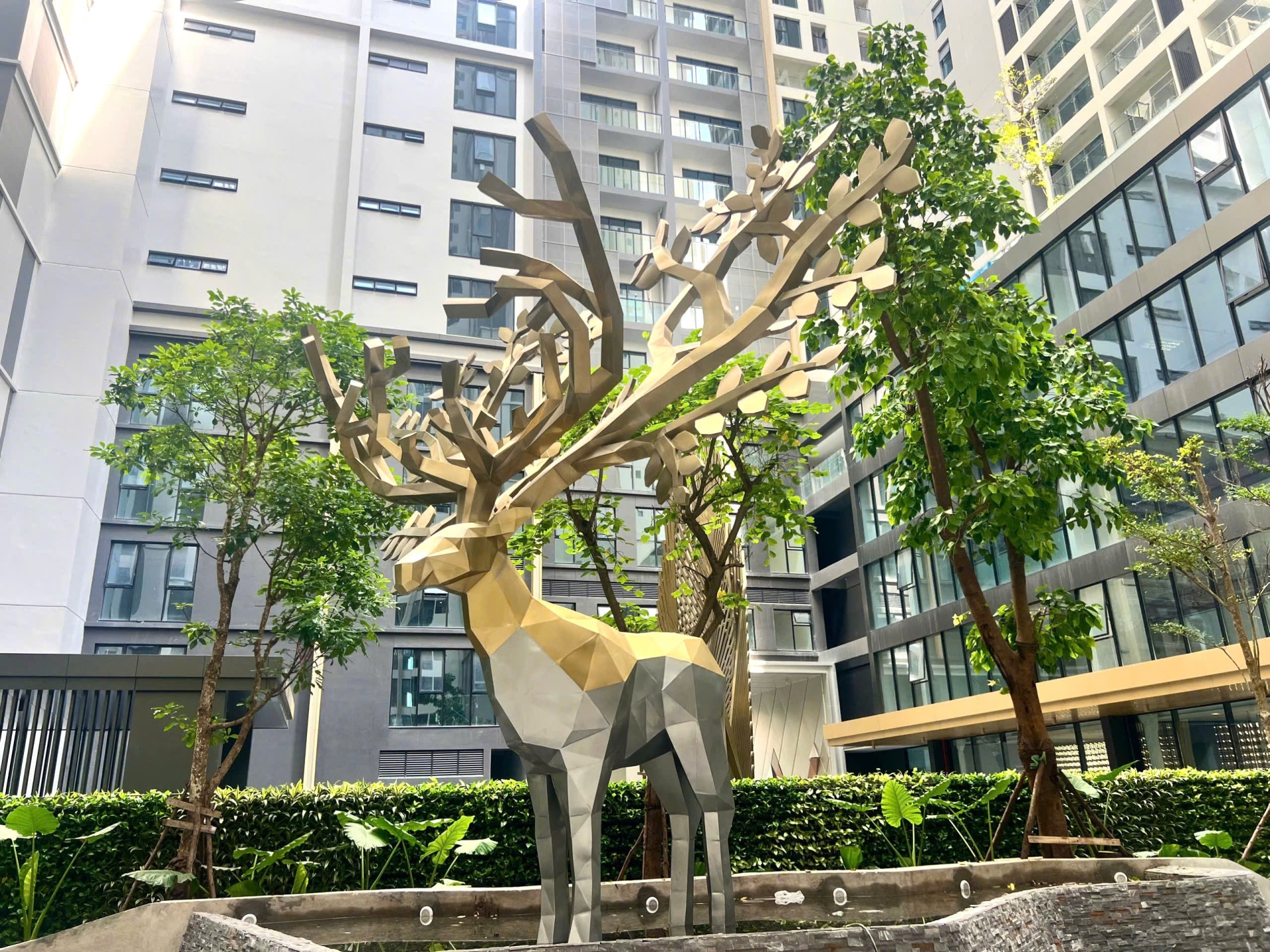 Mô hình tượng hươu inox 304 sản xuất thi công tại dự án Heritage West lake Tây Hồ Hà Nộ