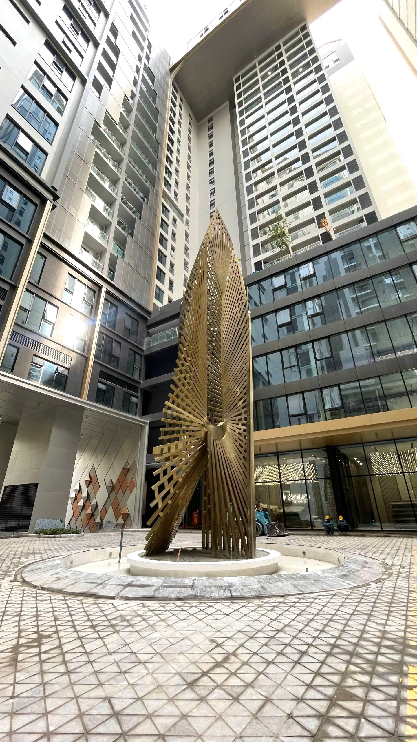 Những chiếc lá inox 304 cao 17m tại dự án Heritage West lake Tây Hồ Hà Nội